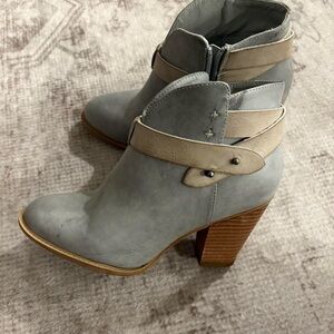 XOXO Light Gray Heeled Boots